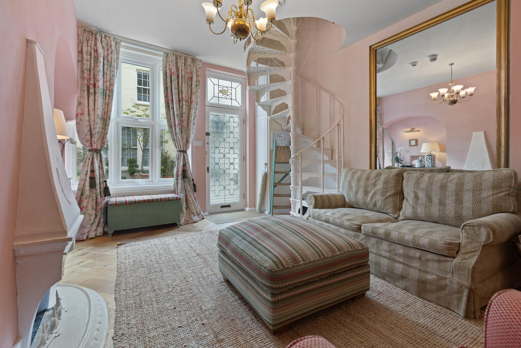 3 bedroom mews property for rent