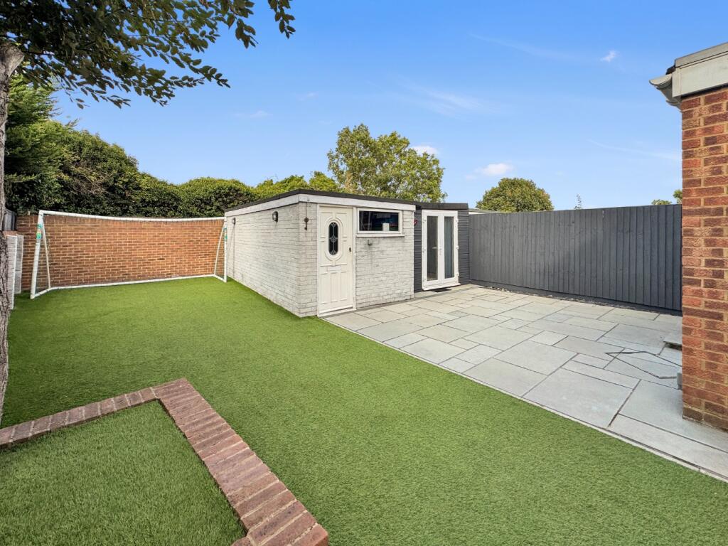 House in Gravesham, Westcourt - More