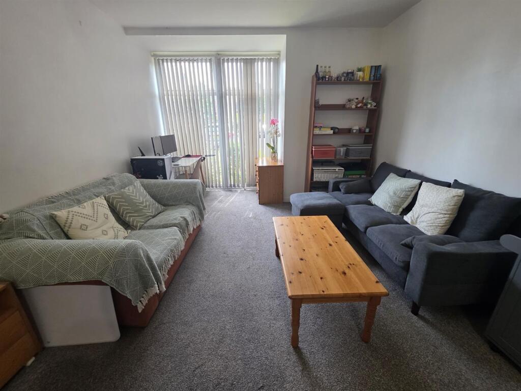 Lauriston Close, Manchester photo 3