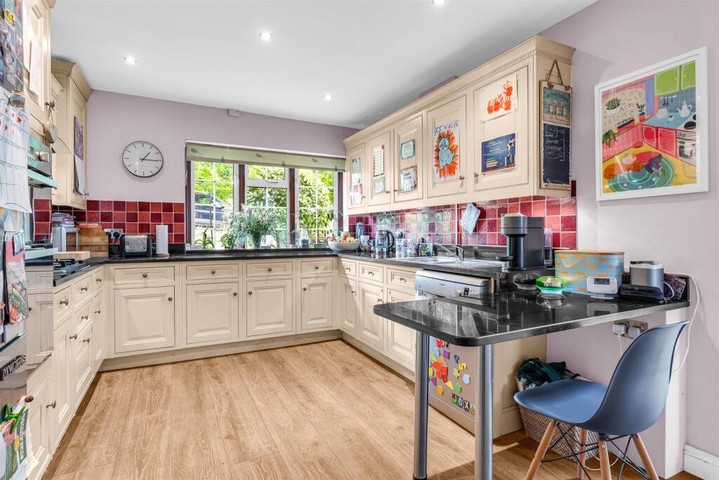 House in Welwyn Hatfield, Welwyn - More