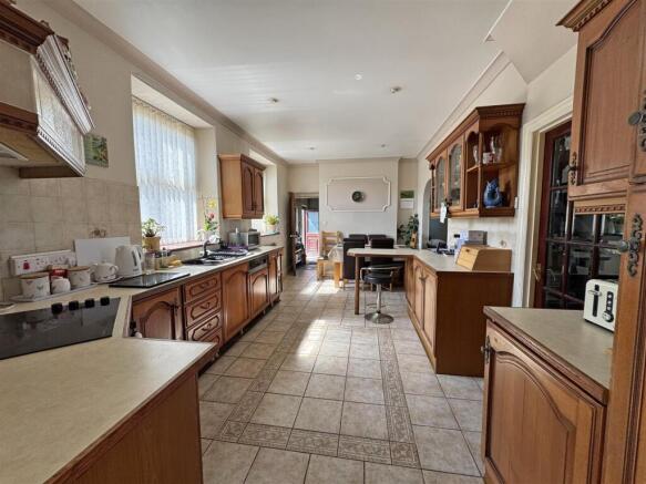 KITCHEN/DINING ROOM