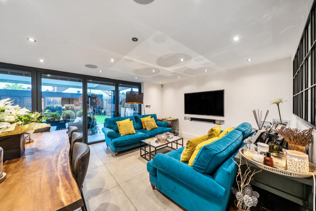 House in London, Coney Hall - More