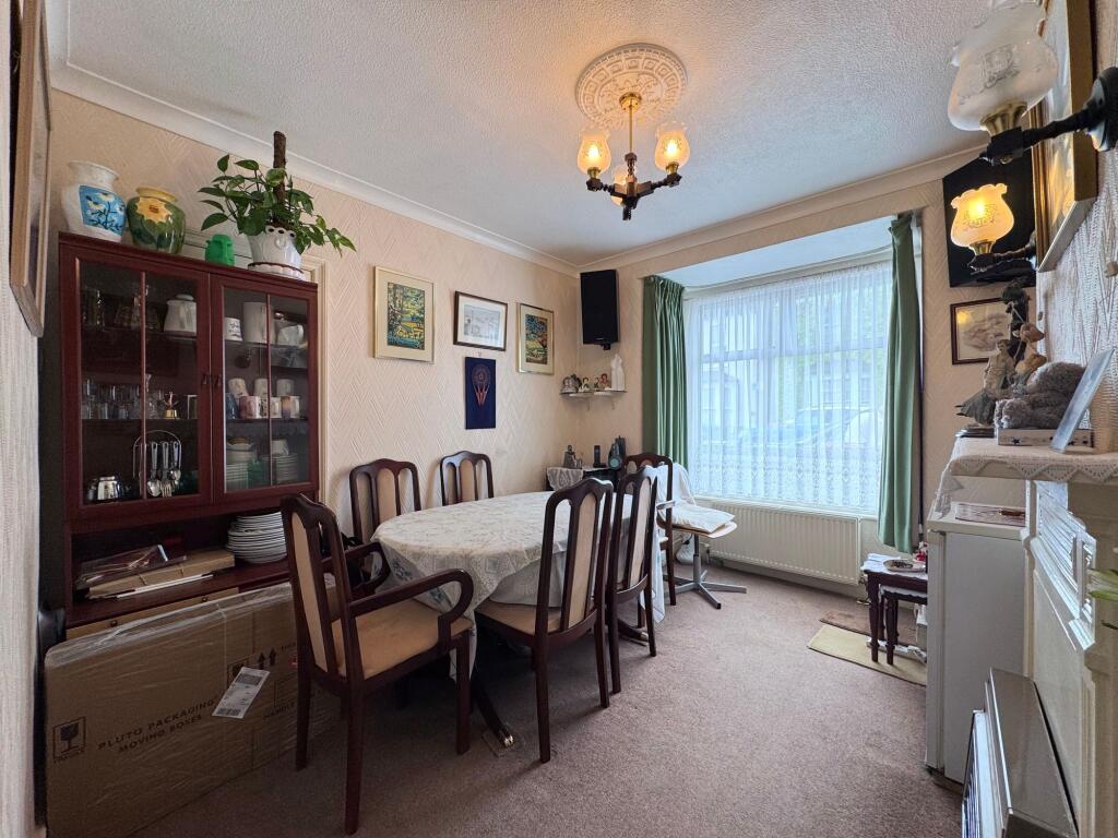 Mead Road, Edgware, HA8 - More