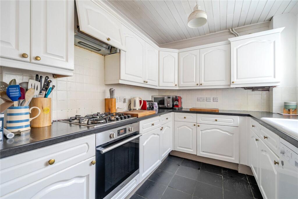 Hillside Lane, Farnham, Surrey, GU9 photo 4