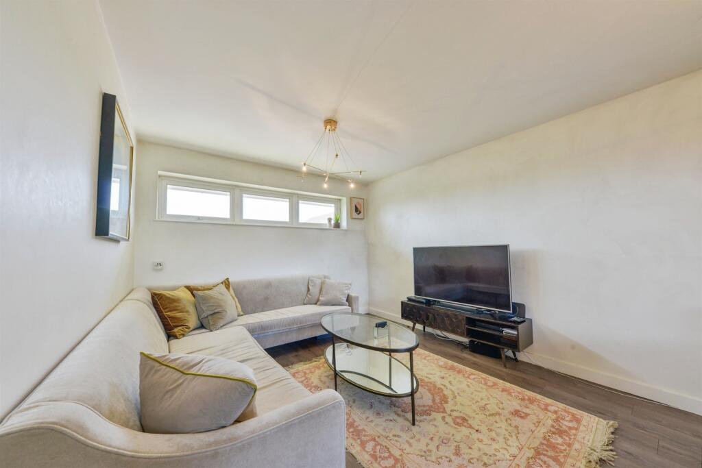 Apartment in Welwyn Hatfield, Hertfordshire - View 5