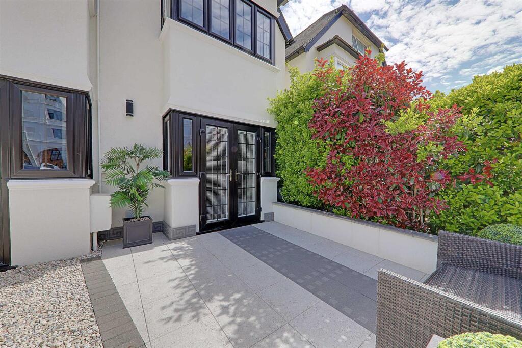 Grand Avenue, West Worthing, BN11 photo 3
