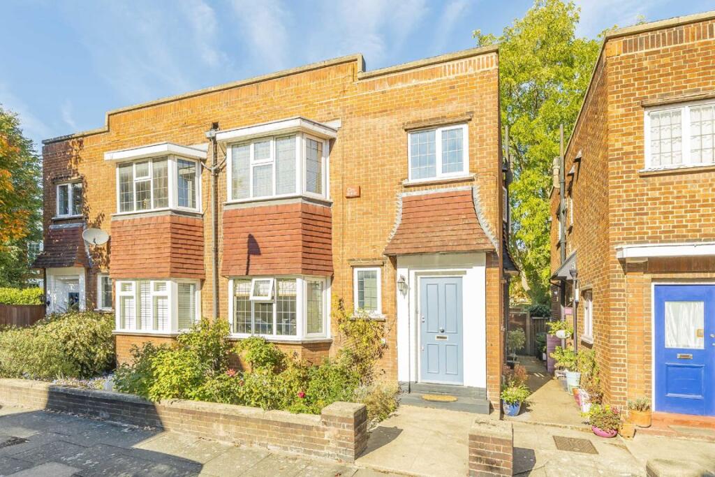2-bed flat on Fairlawn Avenue, Chiswick, £575,000
