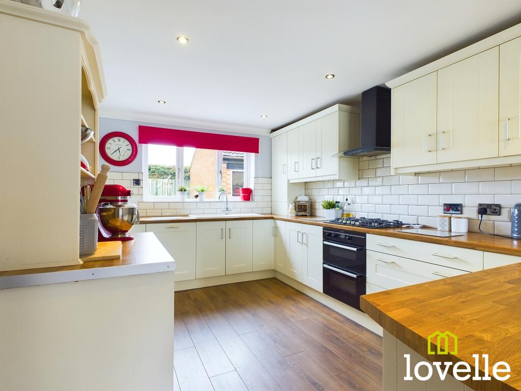 5-bed detached on Manor Garth, Skidby, East Riding of Yorkshire, HU16, £390,000