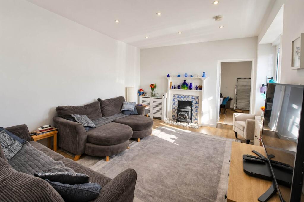 **Hillside Apartment**Fantastic Coastal Views*Master Bedroom with Balcony & En Suite**Secure Allocated Parking** photo 3