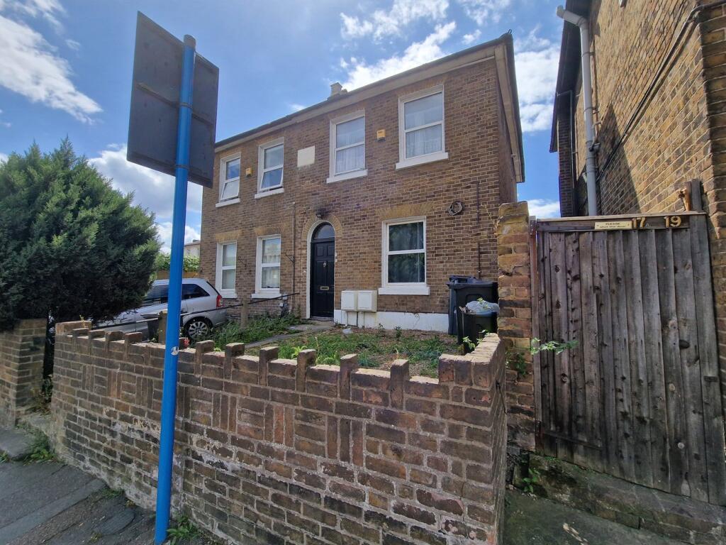 Main image of property: Turners Hill, Cheshunt, EN8