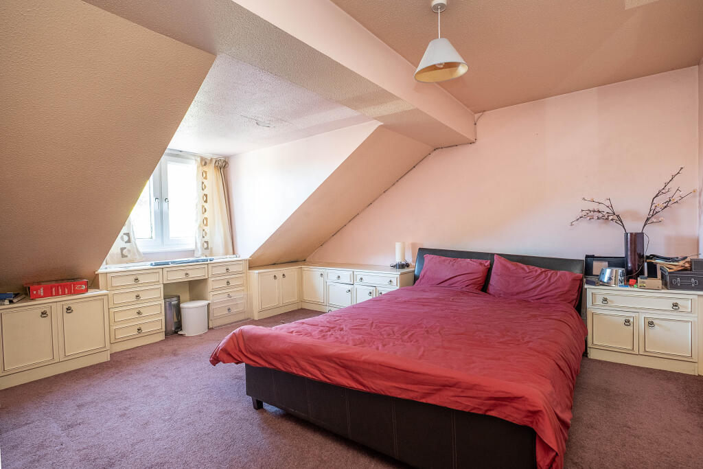 House in Kingston upon Thames, Surbiton - More