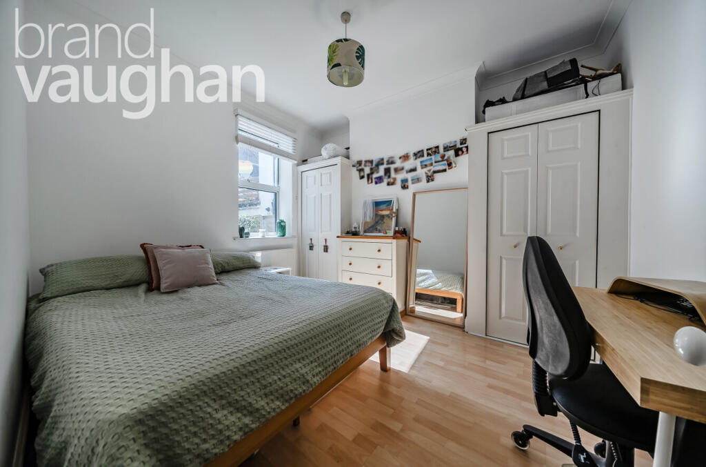 Apartment in Brighton, Round Hill - More