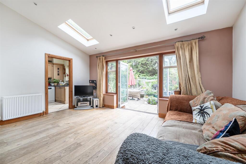 House in London, Rayners Lane - View 4