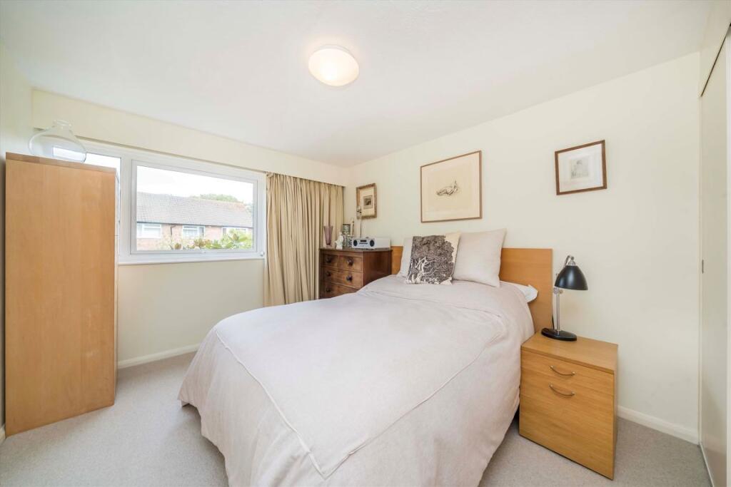 House in Kingston upon Thames - More