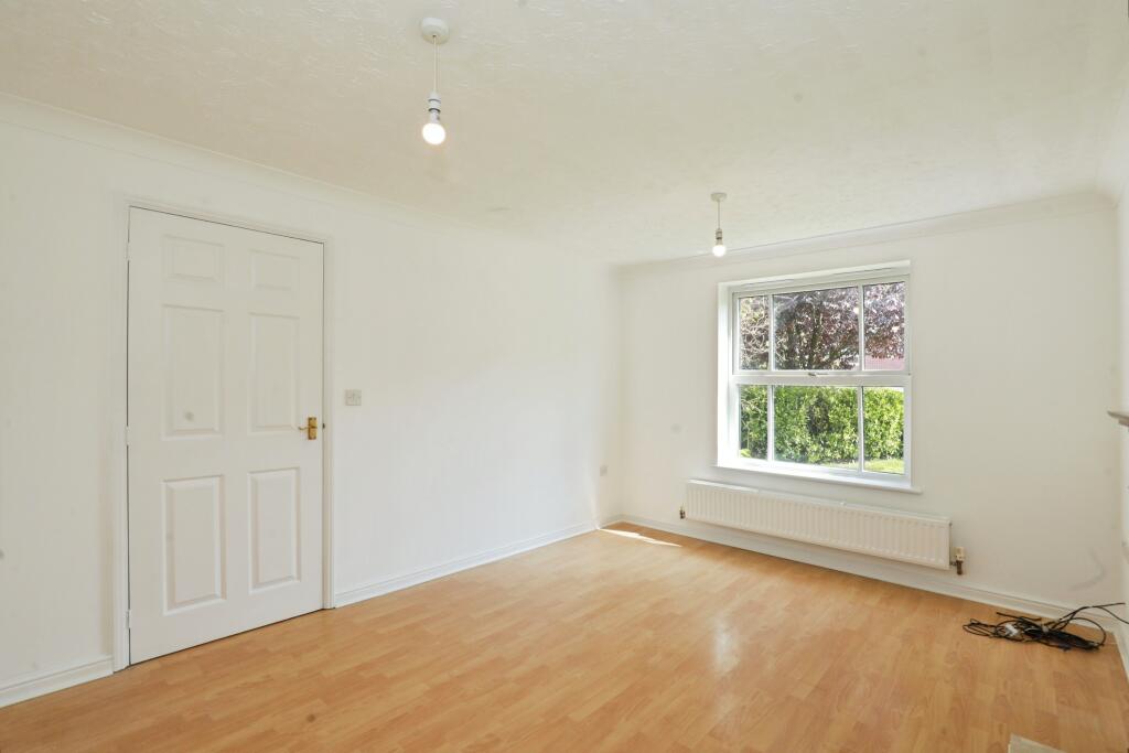 Willowfield Drive, Stoke-on-Trent, ST4 photo 3