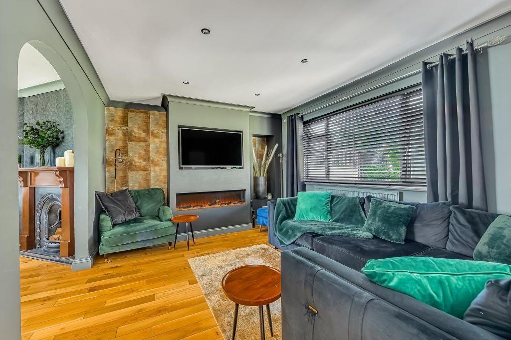 Main image of property: Hexton Road, Barton Le Clay, Bedfordshire, MK45 4JY