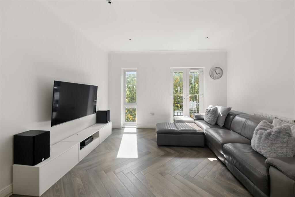 Apartment in Southall - More