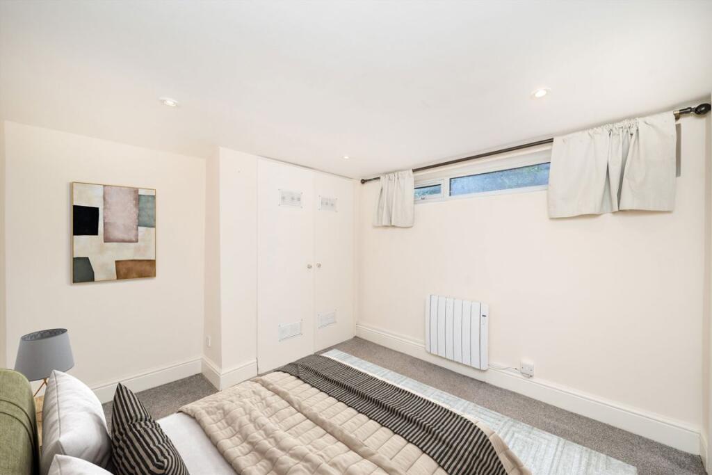 Apartment in Kingston upon Thames - View 5