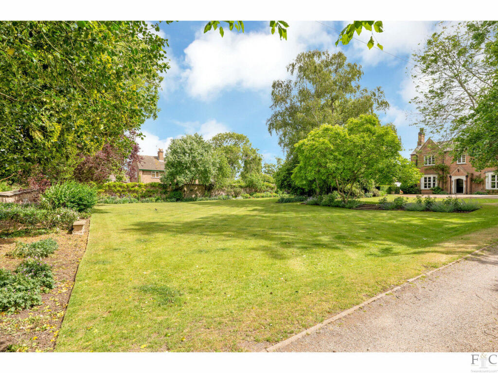 House in Blaby, Stoney Stanton - More