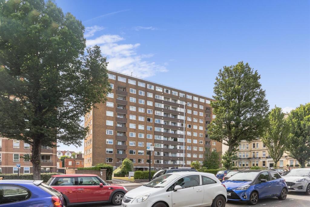 2-bed flat on Grand Avenue, Hove, £375,000