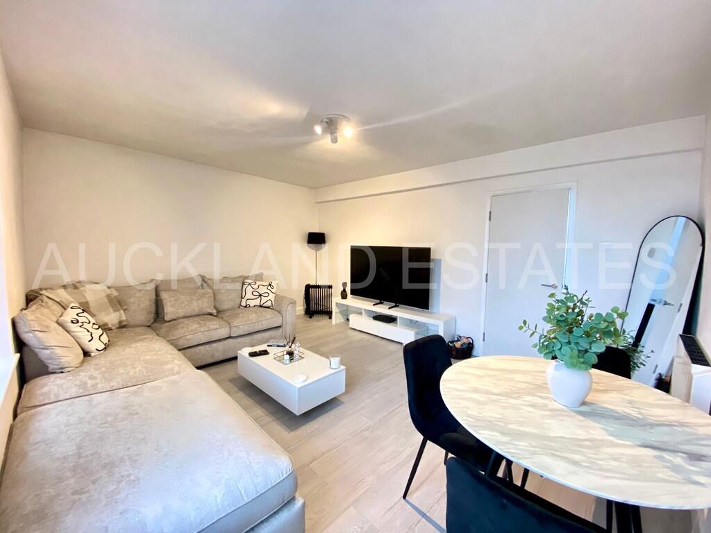Apartment in Welwyn Hatfield, Hawkshead Farm, North Mymms - View 2