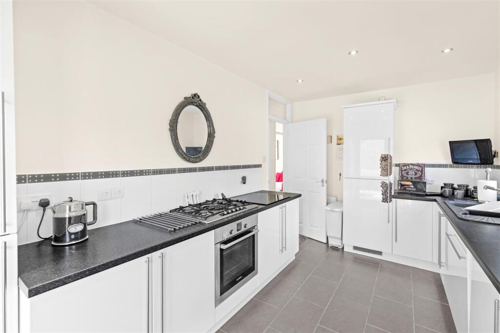 3-bed house on Grosvenor Way, Barton Seagrave, Kettering, £365,000