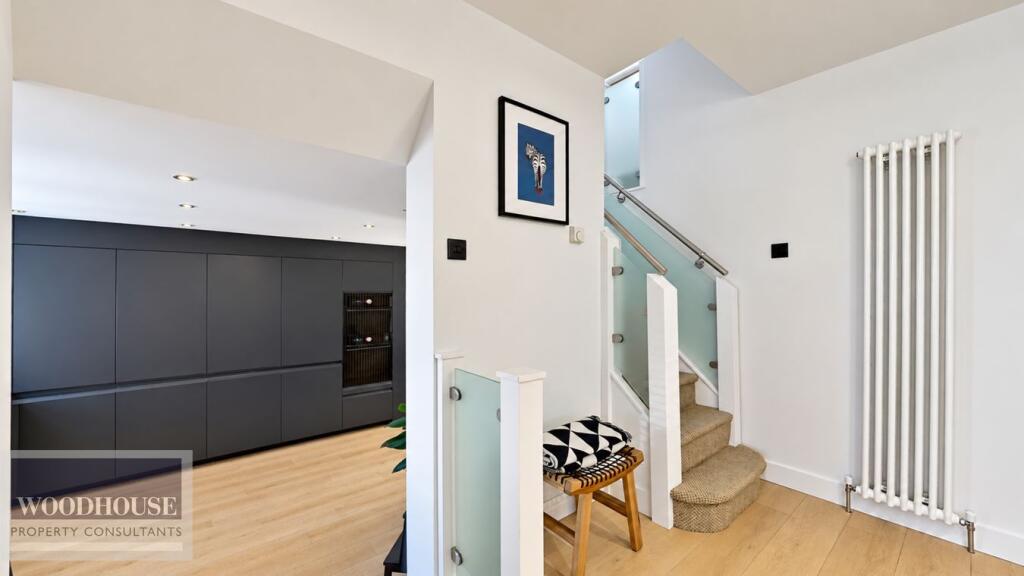 House in Broxbourne, Churchgate - More