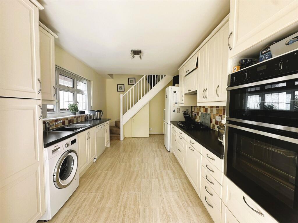Waverley Road, Farnborough, Hampshire, GU14 - View 2