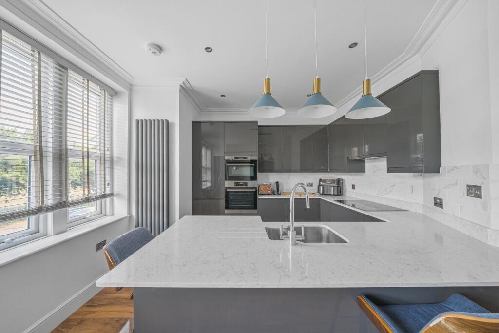 Apartment in Bromley - View 3