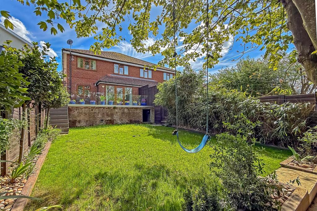 Additional image 19 of Mount Drive, Park Street, St. Albans