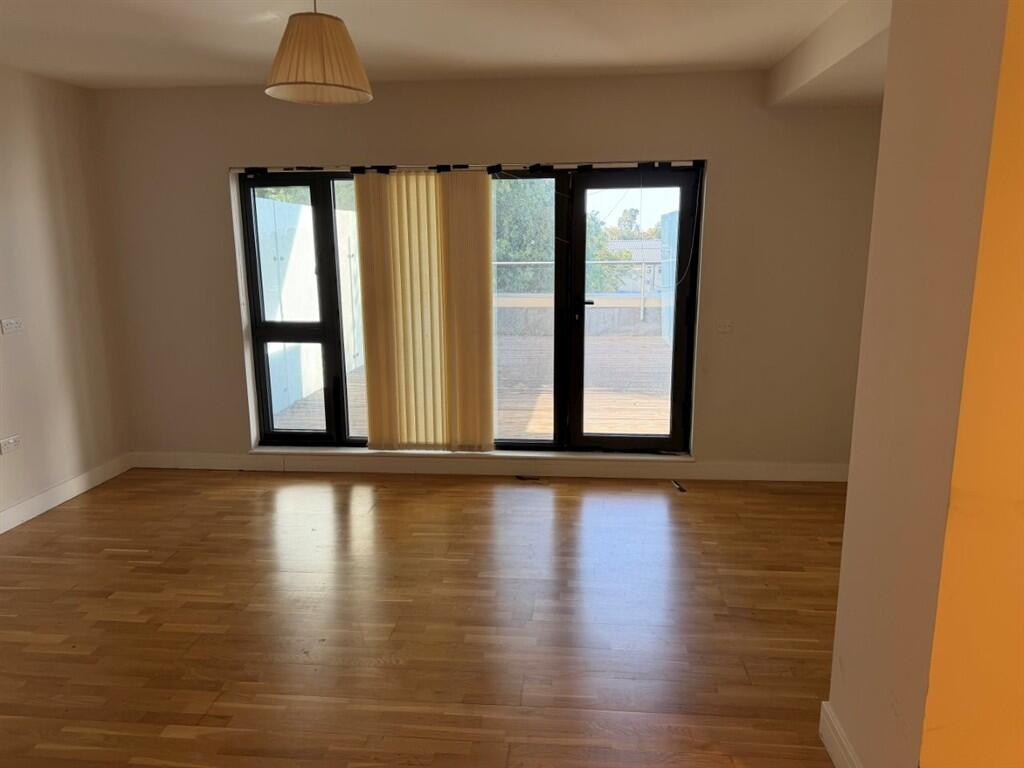 Apartment in Sunbury-on-Thames, Surrey - View 4