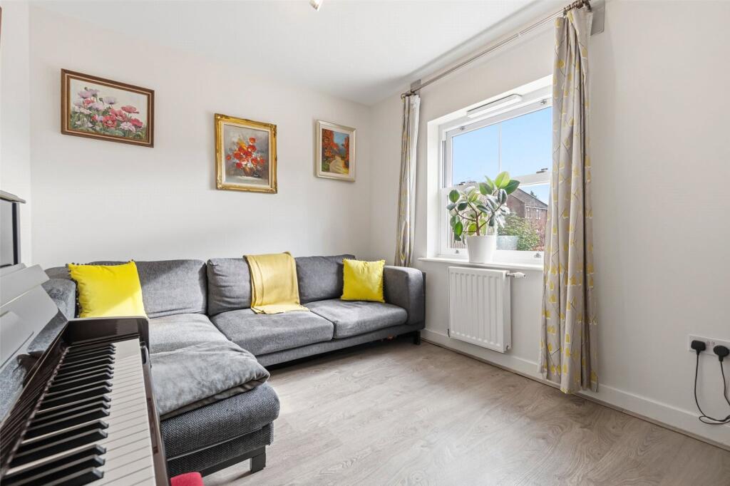 House in Sunbury-on-Thames, Kempton Park - More