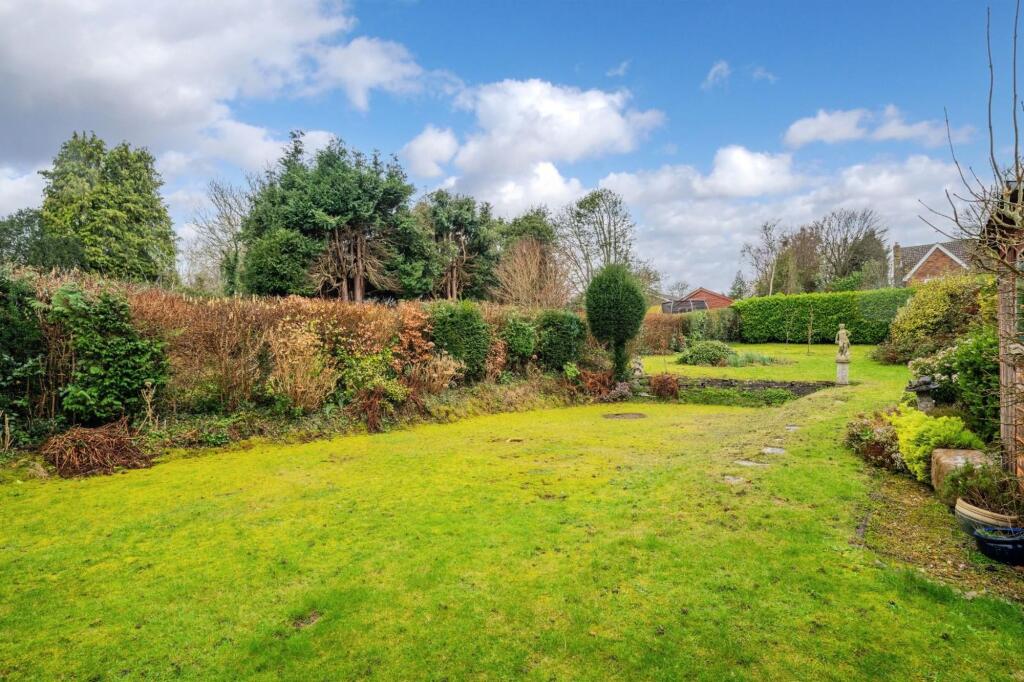 House in Tadworth - View 5