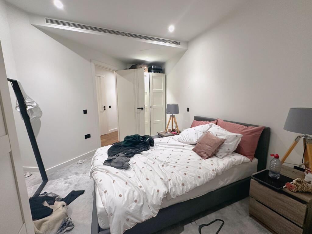 Flat , Emery Way, London - More