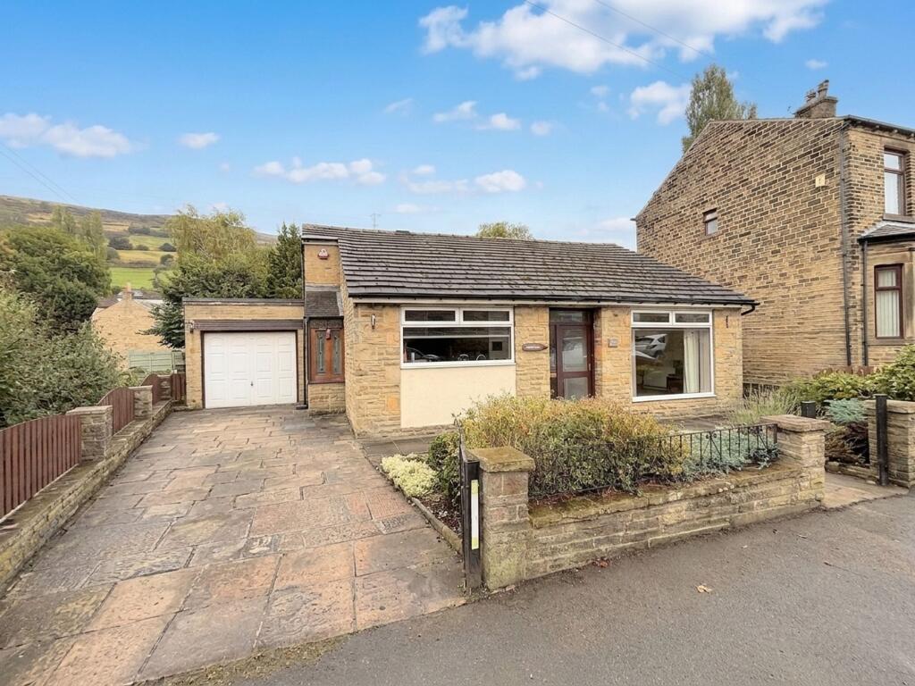 3-bed detached on Shay Lane, Halifax, HX3, £229,950