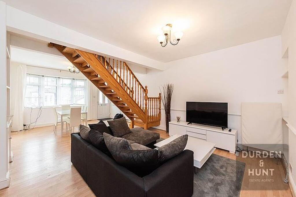 House in Epping Forest, Chigwell - More