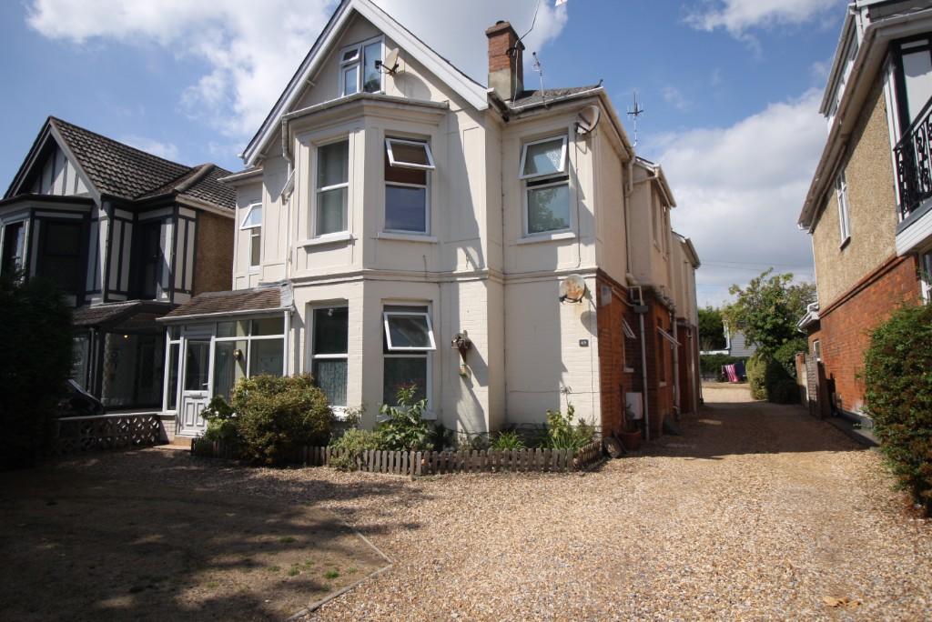 2-bed flat on Stour Road, Christchurch, £225,000