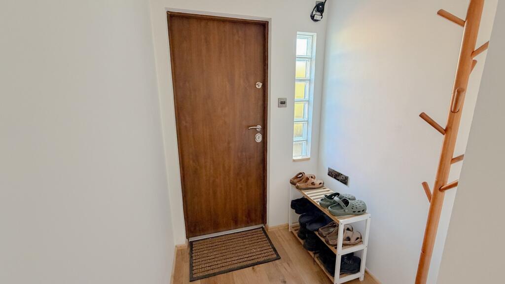 House in Sutton - View 5