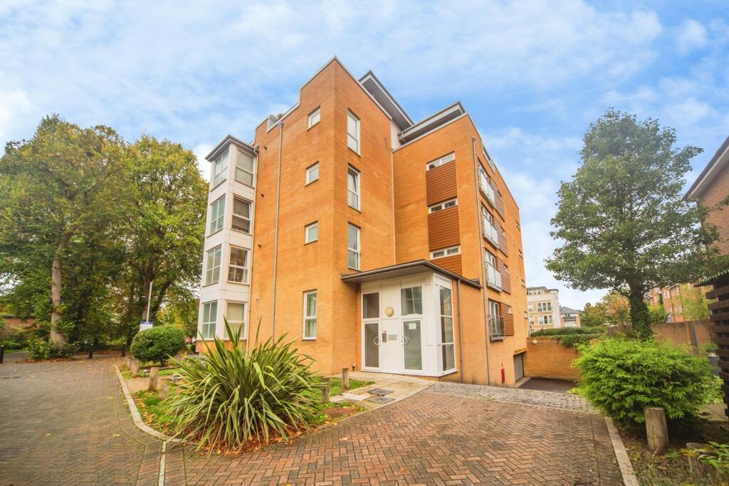2-bed flat on The Avenue, SOUTHAMPTON, Hampshire, SO17, £230,000