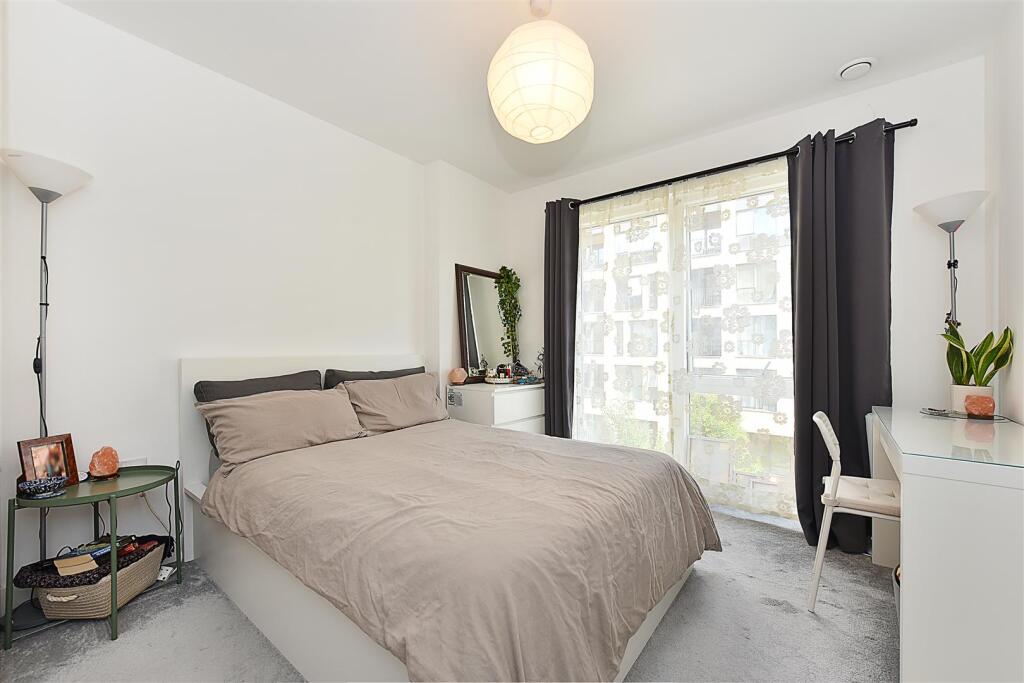 House in London, Colindale Gardens, Colindale - View 4