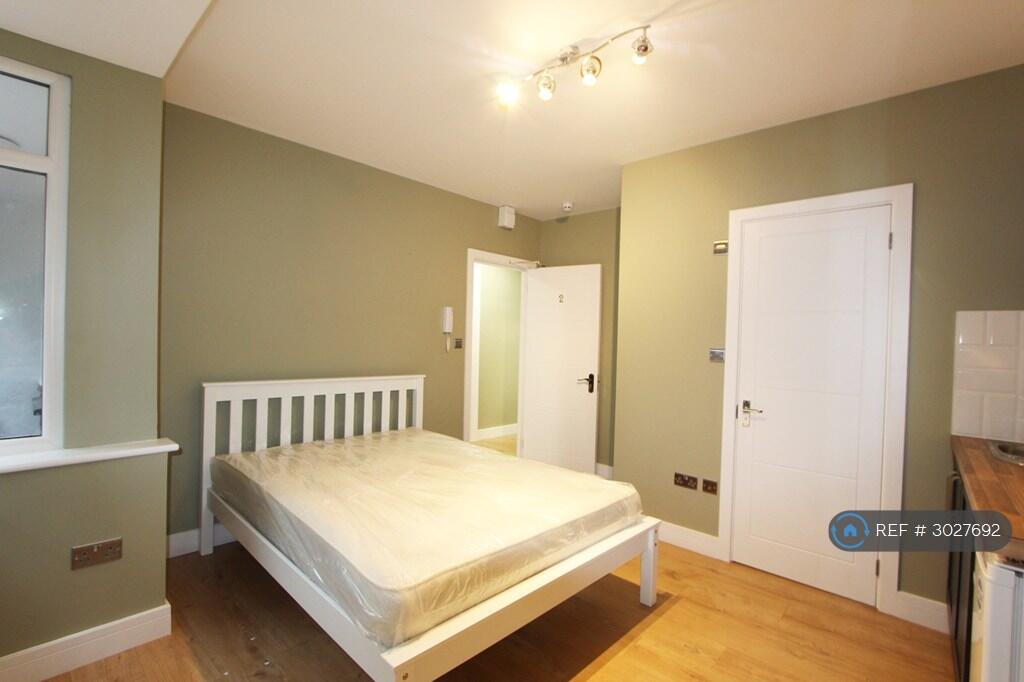 Apartment in Croydon - More