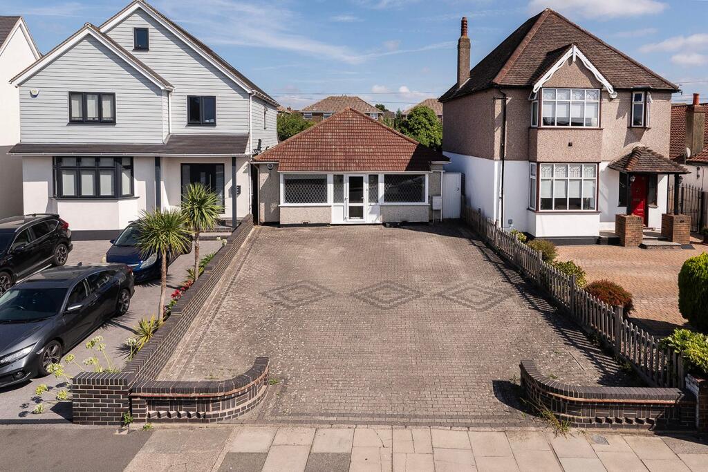 2-bed bungalow on Bean Road, Bexleyheath, DA6, £575,000