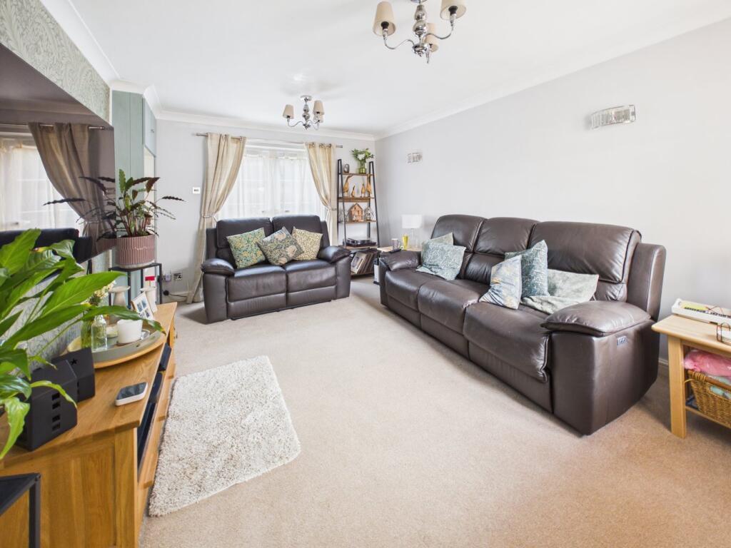 Alder Close, Baldock, SG7 photo 2