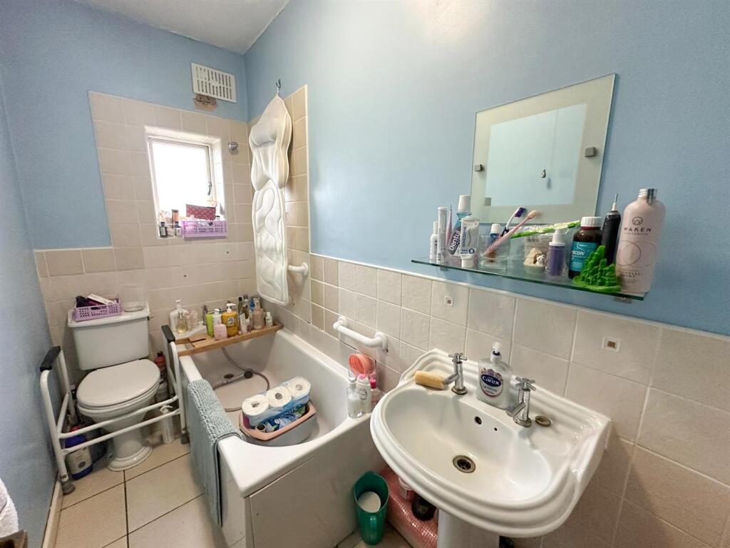House in Bradford, Steeton with Eastburn - More