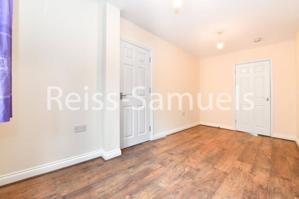 6 bedroom semi-detached house for rent