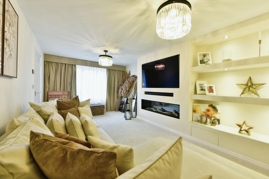 Hawthorn Drive, Glossop, Derbyshire, SK13 photo 3