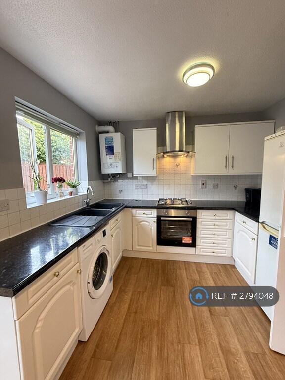 3 bedroom semi-detached house for rent