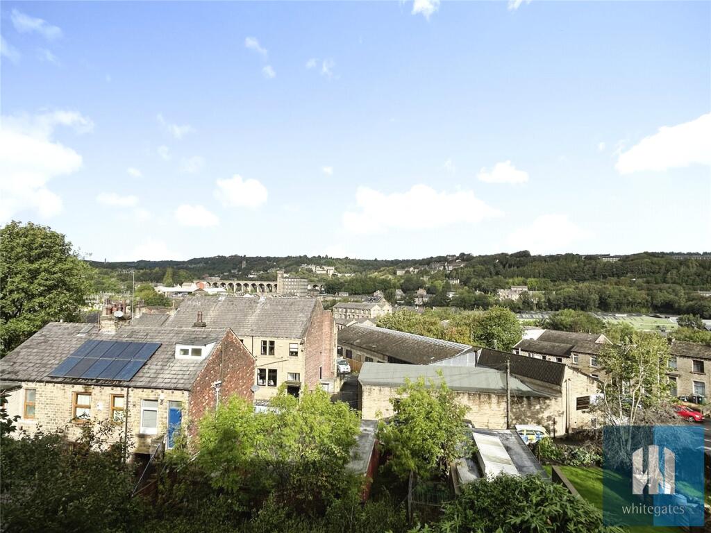 House in Huddersfield - View 3