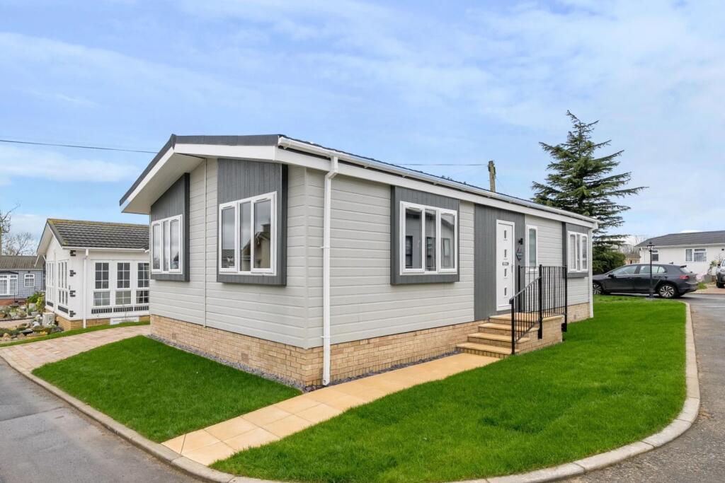2-bed caravan on The Park, Ranksborough Hall Park, Langham, Oakham, Rutland, LE15 7EL, £220,000