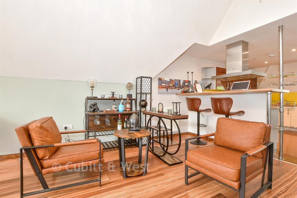 Apartment in Redhill - More